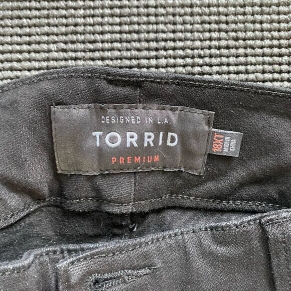 #110 TORRID black distressed skinny jeans - Picture 9 of 9